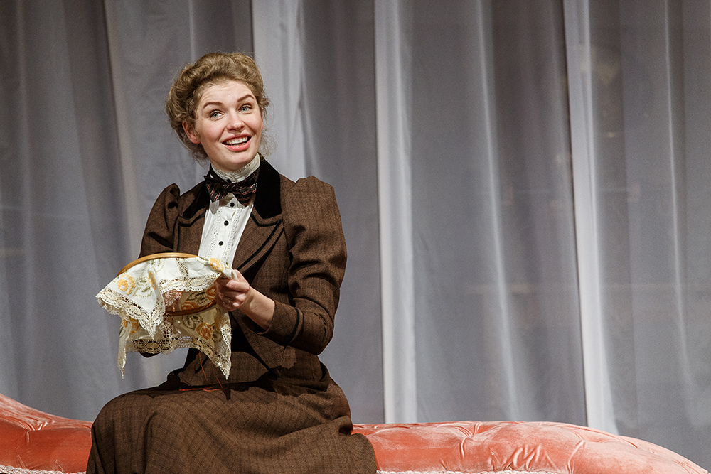 Skats no VDT izrādes "Pigmalions" (2018, rež. Varis Brasla). Elīna Hanzena - Elīza Dūlitla // Foto - Matīss Markovskis